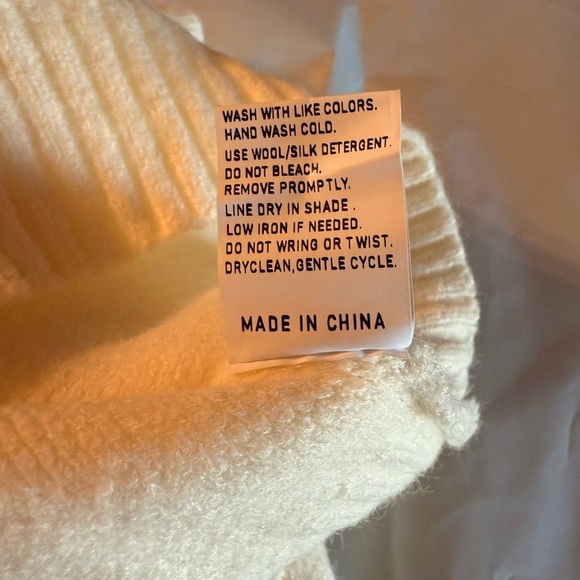 NWOT Women’s Winter White Cable Cardigan W Red Buttons Long Accent Sleeves Sz XL - Picture 6 of 14